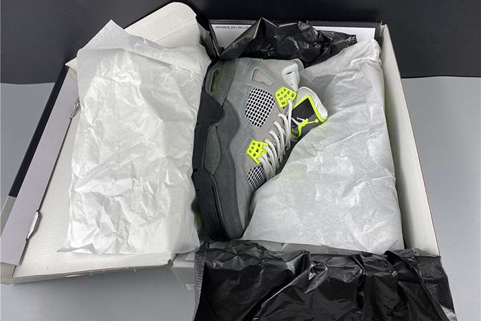 AIR JORDAN 4 SE “NEON”