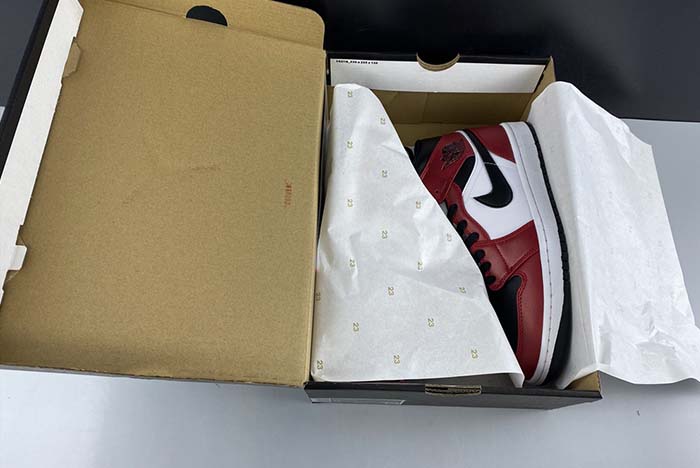 Air Jordan 1 Mid Chicago  554724-069