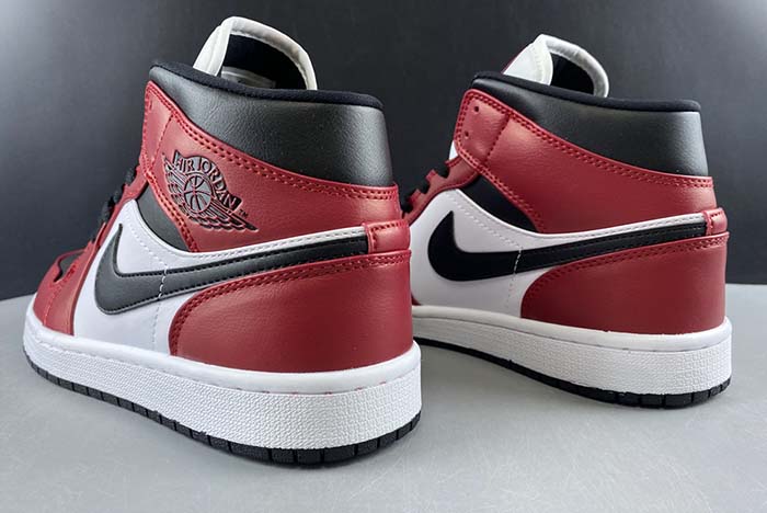 Air Jordan 1 Mid Chicago  554724-069