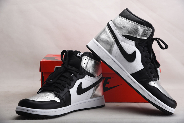 Air Jordan 1 High OG WMNS “Silver Toe”  CD0461-001
