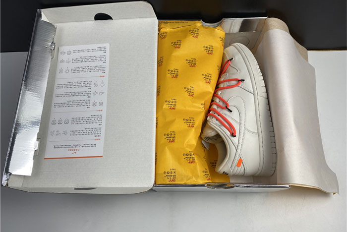 Off-White  x Nike Dunk Low CT0856- 900