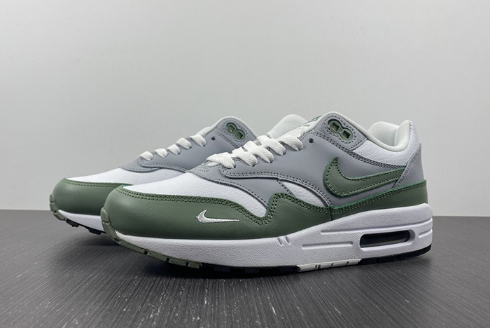 Nike WMNS Air Max Anniversary 1  DB5074-100