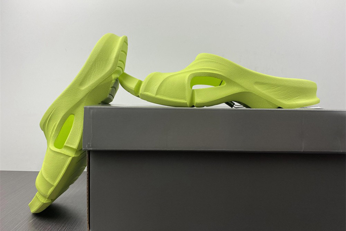 Ba*len*cia*ga  slide  677403 w3rb3 4912  green