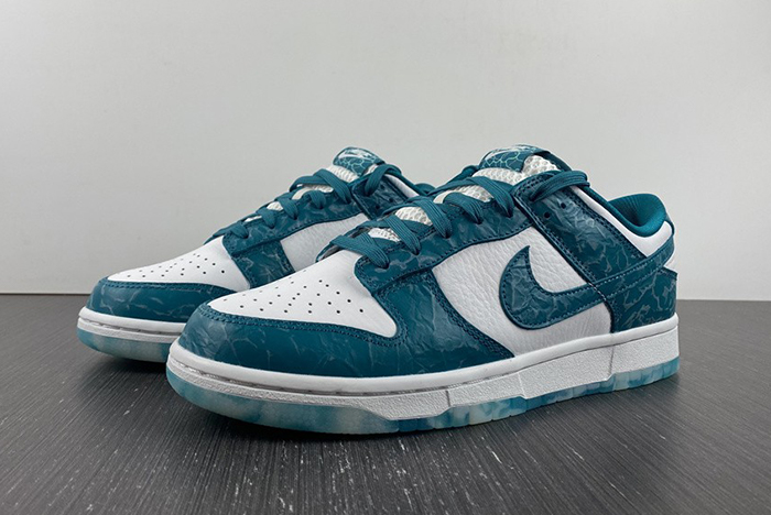 Nike  Dunk Low 