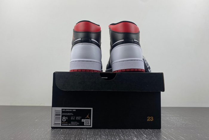 Jordan 1 Mid Gym Red Black Toe  DQ8426-106