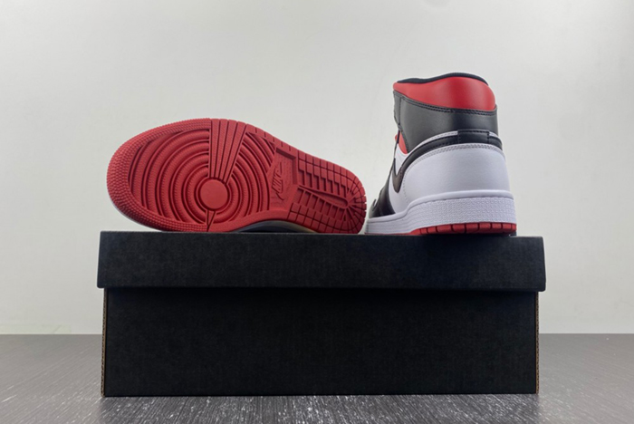 Jordan 1 Mid Gym Red Black Toe  DQ8426-106