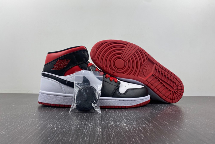 Jordan 1 Mid Gym Red Black Toe  DQ8426-106