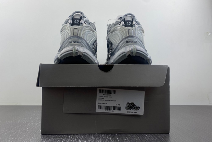 Ba*len*cia*ga runner sneaker    677403-w3rb5-9012