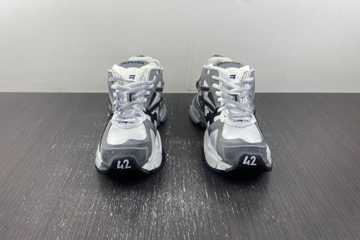 Ba*len*cia*ga runner sneaker    677403-w3rb5-9012