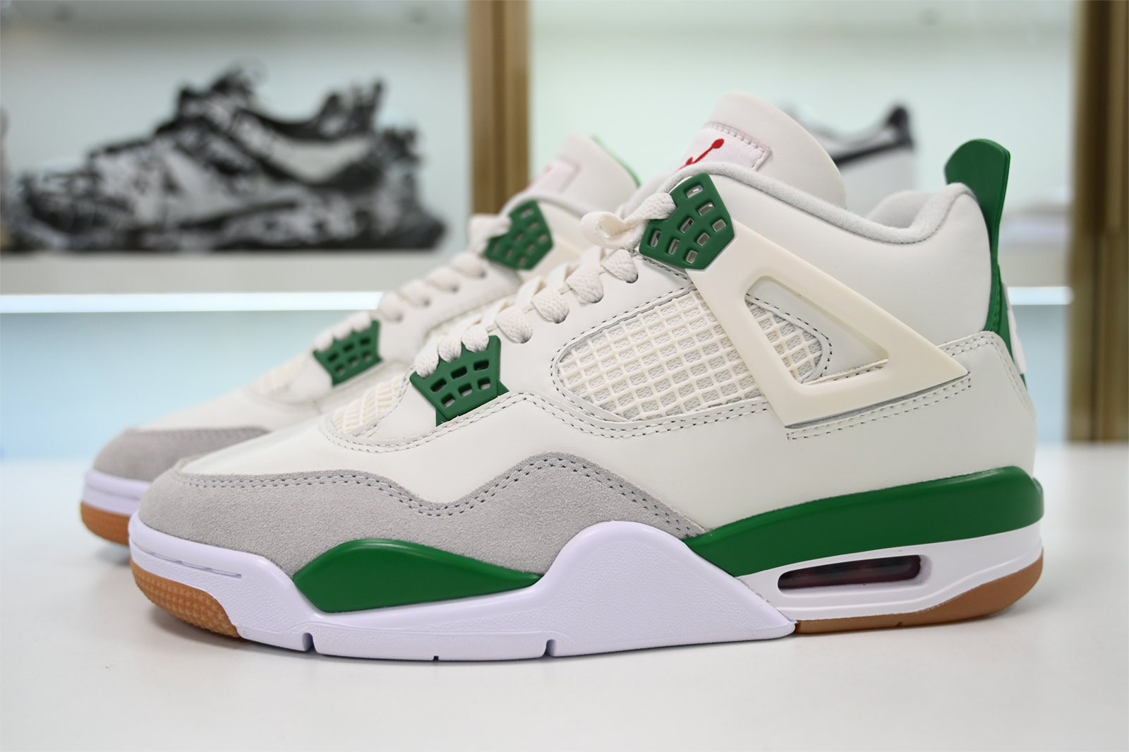 Nike SB x Air Jordan 4 ‘Pine Green’  DR5415-103