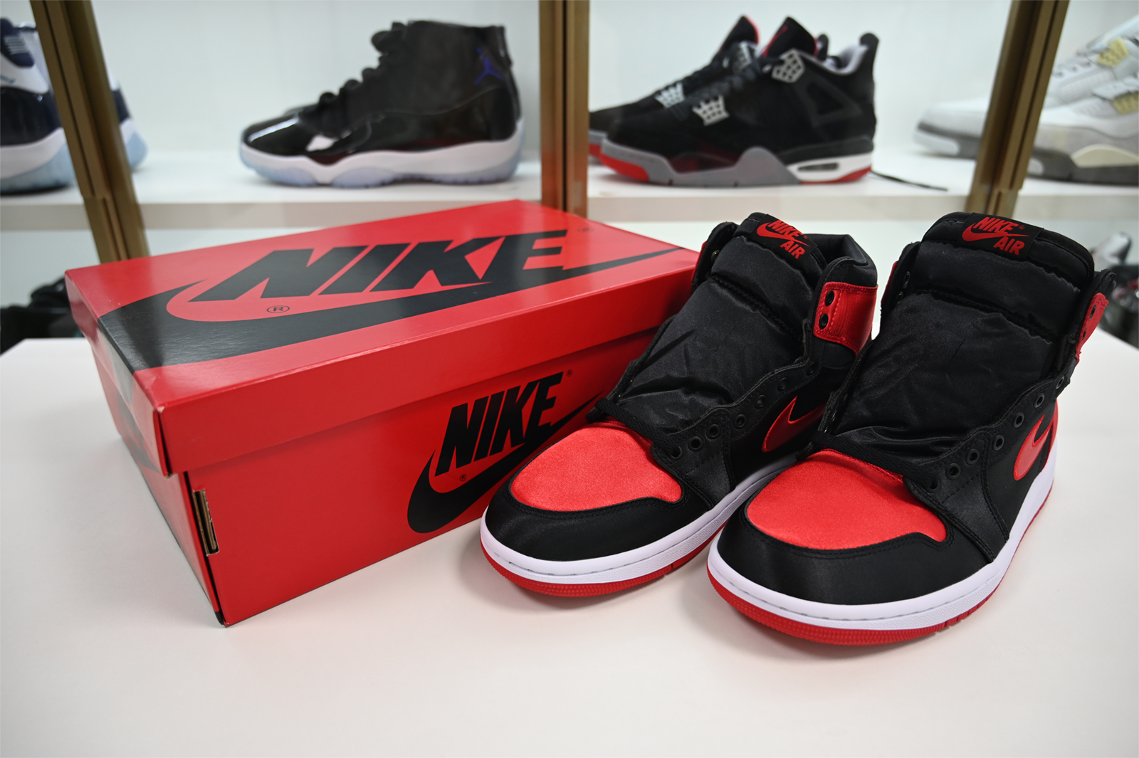 Air Jordan 1 High OG WMNS “Satin Bred”  FD4810-061