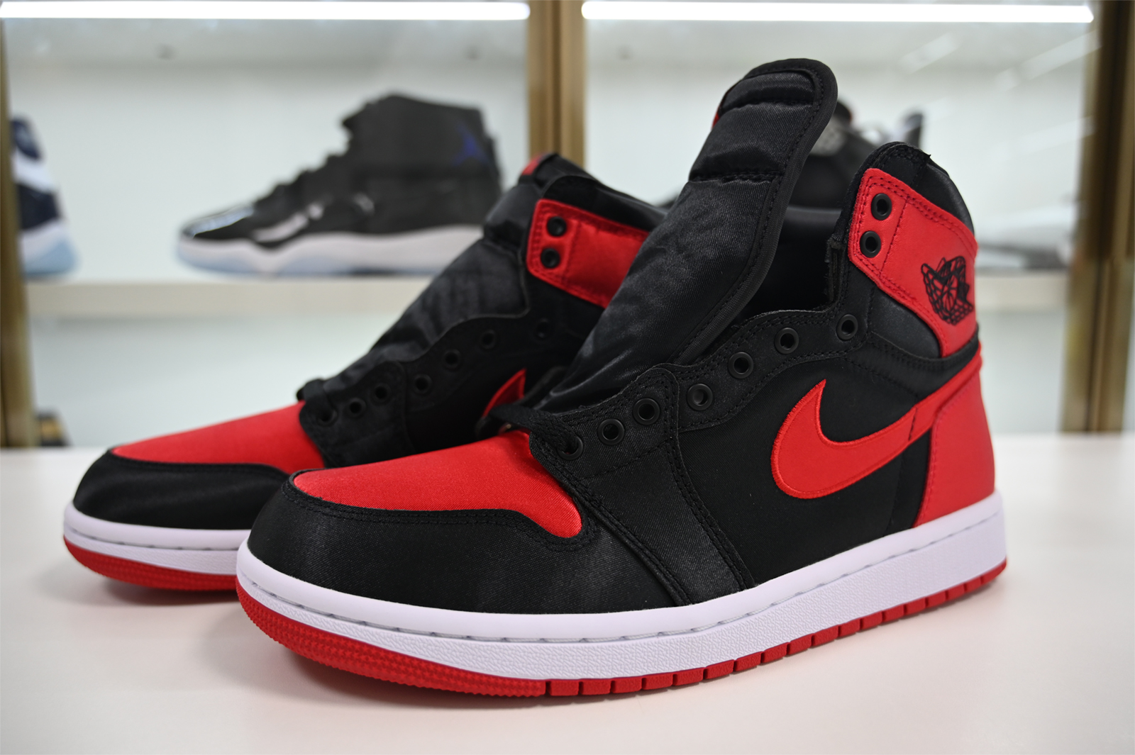 Air Jordan 1 High OG WMNS “Satin Bred”  FD4810-061