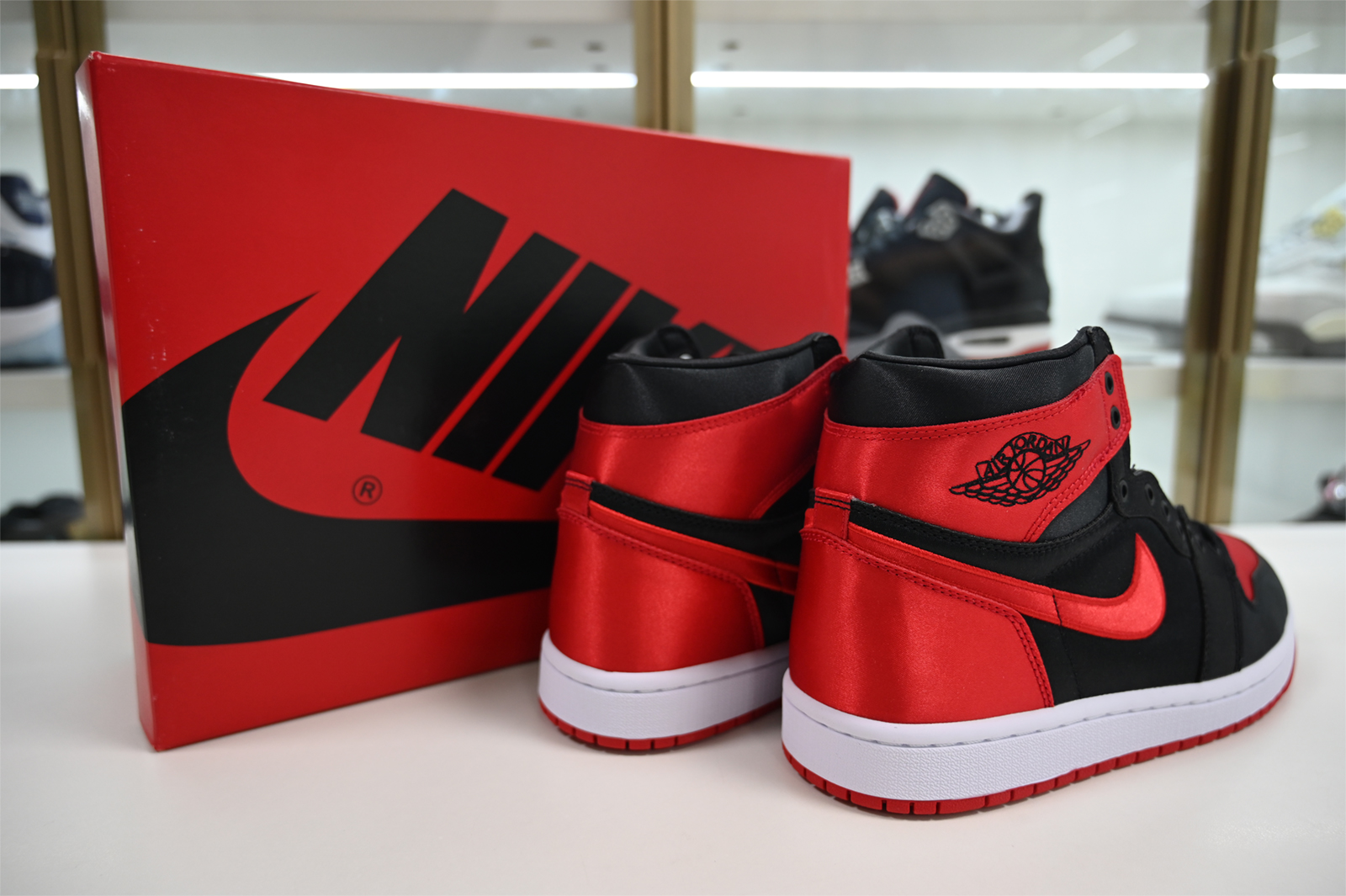 Air Jordan 1 High OG WMNS “Satin Bred”  FD4810-061