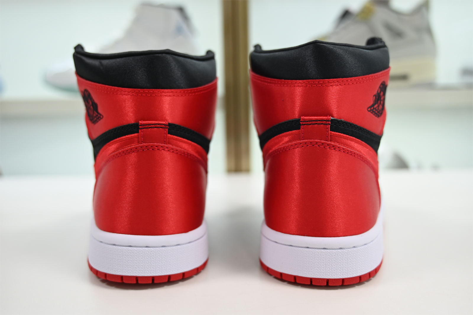 Air Jordan 1 High OG WMNS “Satin Bred”  FD4810-061