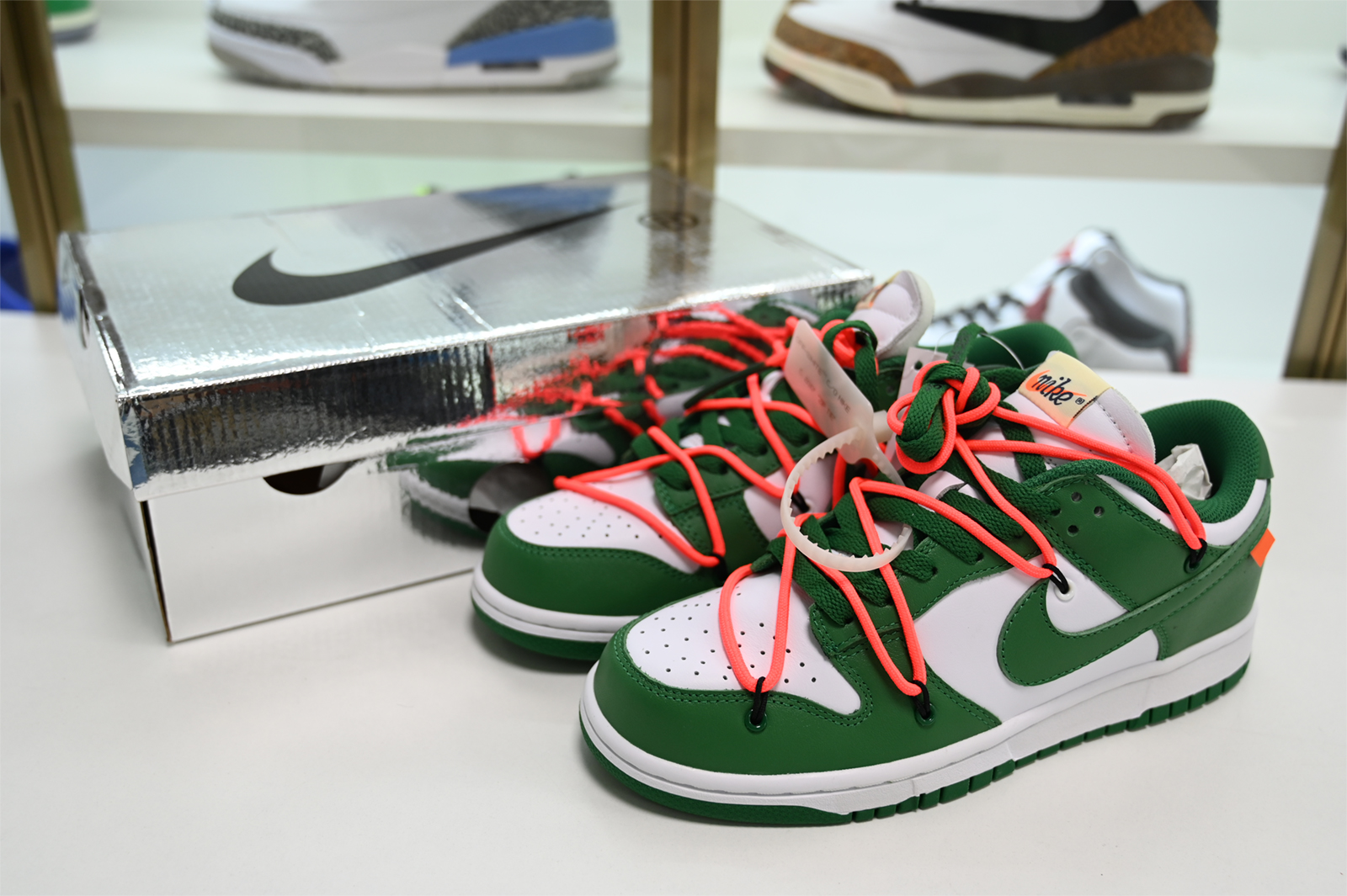 Off-White  NIKE DUNK LOW PINE GREEN CT0856-100