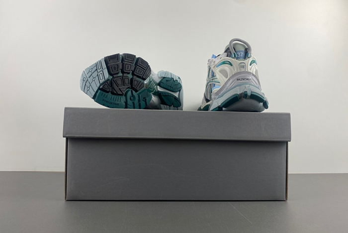 Ba*len*cia*ga runner sneaker 7.5  77274-w3rbw-0623