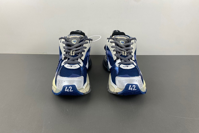 Ba*len*cia*ga runner sneaker 7.5  772774-wrung 2410