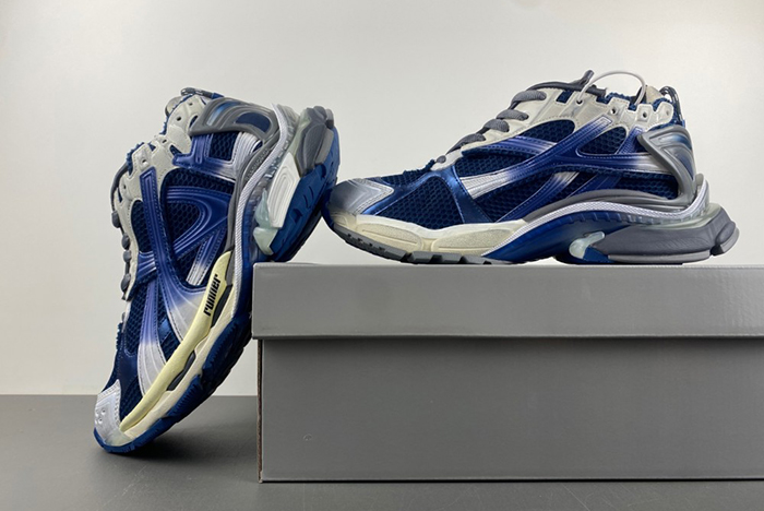 Ba*len*cia*ga runner sneaker 7.5  772774-wrung 2410