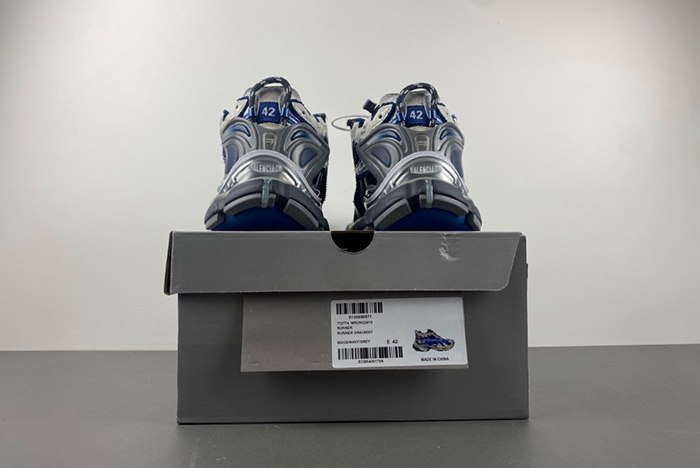 Ba*len*cia*ga runner sneaker 7.5  772774-wrung 2410